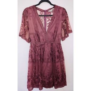 ⭐️ S O L D ⭐️ LIKE NEW lace floral mini dress